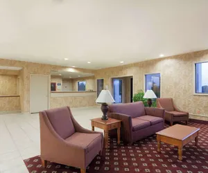 Photo 3 - Days Inn & Suites by Wyndham Wynne
