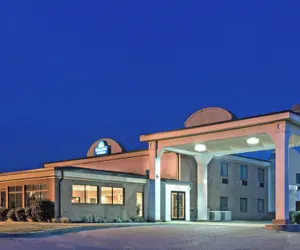 Photo 2 - Days Inn & Suites by Wyndham Wynne
