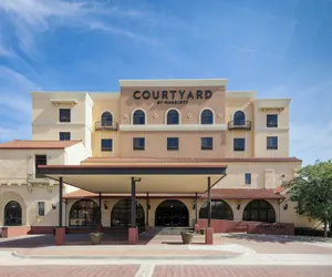 Photo 2 - Courtyard by Marriott Wichita At Old Town