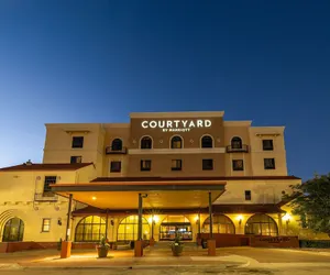 Photo 2 - Courtyard by Marriott Wichita At Old Town