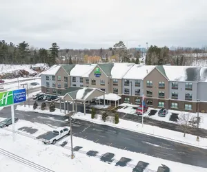 Photo 2 - Holiday Inn Express & Suites Marquette, an IHG Hotel