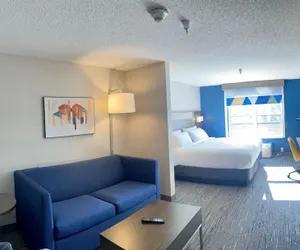 Photo 3 - Holiday Inn Express & Suites Marquette, an IHG Hotel