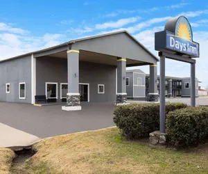 Photo 2 - Days Inn by Wyndham Carlisle