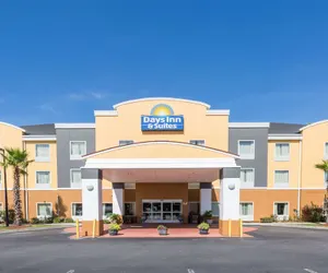 Photo 2 - Days Inn & Suites by Wyndham Savannah North I-95