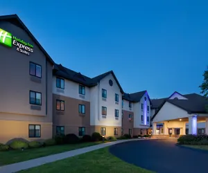 Photo 2 - Holiday Inn Express & Suites Bradley Airport by IHG