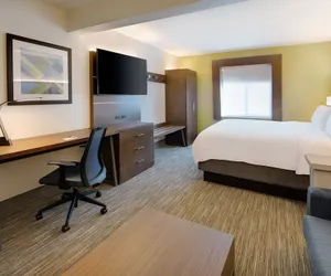 Photo 5 - Holiday Inn Express & Suites Bradley Airport by IHG