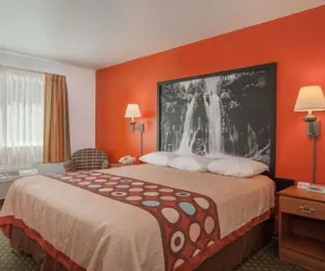 Photo 4 - Super 8 by Wyndham Cloverdale Wine Country