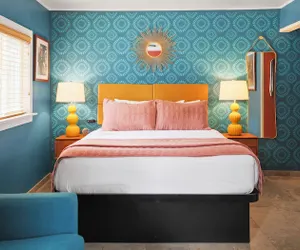 Photo 2 - Sessions Retreat & Hotel