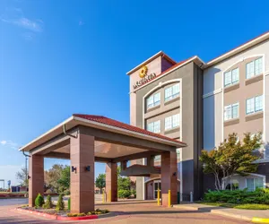 Photo 2 - La Quinta Inn & Suites by Wyndham Oklahoma City - Moore