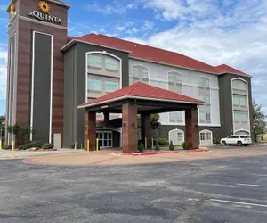 Photo 2 - La Quinta Inn & Suites by Wyndham Oklahoma City - Moore