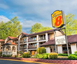Photo 2 - Super 8 by Wyndham Downtown Gatlinburg at Convention Center