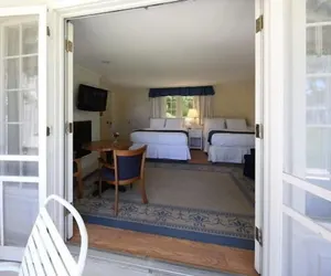 Photo 3 - Colonial Inn in Harbor Springs