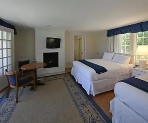 Photo 4 - Colonial Inn in Harbor Springs