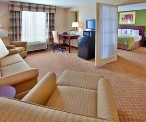 Photo 5 - Holiday Inn Kansas City Airport, an IHG Hotel