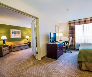 Photo 3 - Holiday Inn Kansas City Airport by IHG