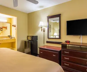 Photo 3 - Bryant Inn & Suites
