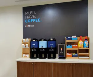 Photo 3 - Holiday Inn Express Hotel & Suites River Park by IHG
