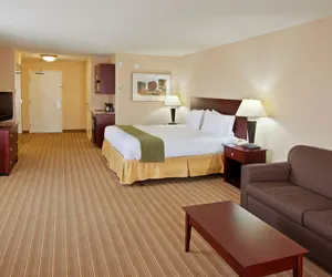 Photo 4 - Holiday Inn Express Hotel & Suites River Park, an IHG Hotel