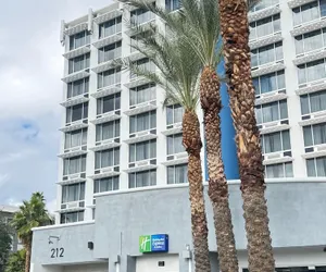 Photo 2 - Holiday Inn Express & Suites Phoenix Midtown by IHG