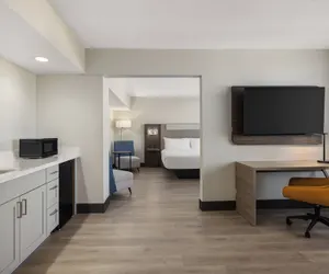 Photo 3 - Holiday Inn Express & Suites Phoenix Midtown by IHG