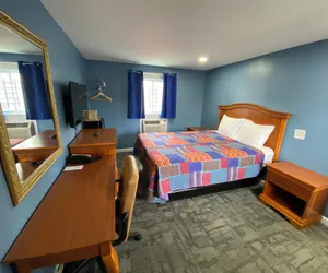 Photo 2 - Royal Inn Claremont