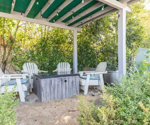 Photo 2 - Vineyard Valley Inn