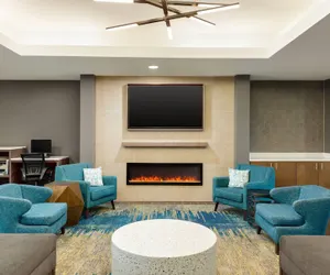 Photo 3 - La Quinta Inn & Suites by Wyndham Shawnee