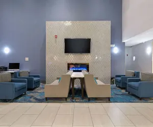Photo 4 - La Quinta Inn & Suites by Wyndham Phoenix I-10 West