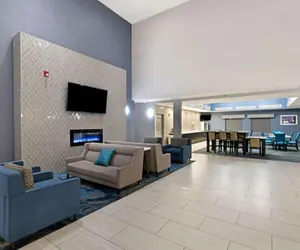 Photo 3 - La Quinta Inn & Suites by Wyndham Phoenix I-10 West