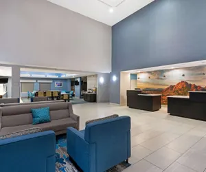 Photo 5 - La Quinta Inn & Suites by Wyndham Phoenix I-10 West