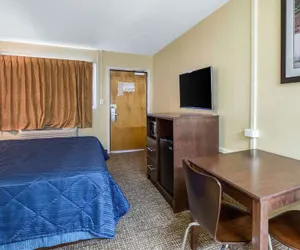 Photo 4 - Rodeway Inn Lyons - La Grange