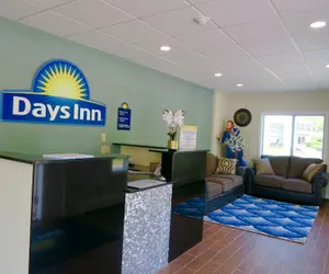 Photo 5 - Days Inn by Wyndham Lincoln