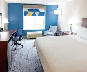 Photo 4 - Holiday Inn Express & Suites Wichita Airport by IHG