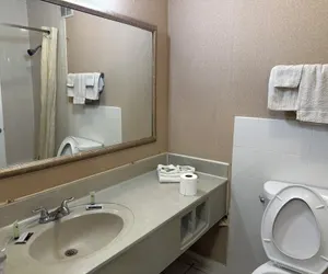 Photo 5 - Airport Inn Flint