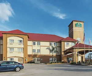 Photo 2 - La Quinta Inn & Suites by Wyndham Houston Hobby Airport