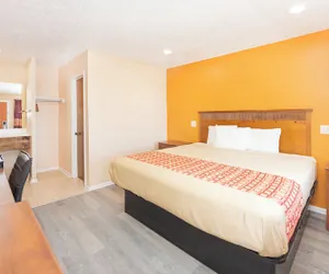 Photo 2 - Regency Inn Hondo