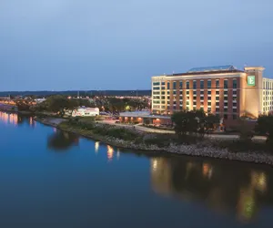 Photo 2 - Embassy Suites by Hilton E Peoria Riverfront Conf Center