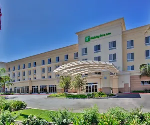 Photo 2 - Holiday Inn & Suites Bakersfield