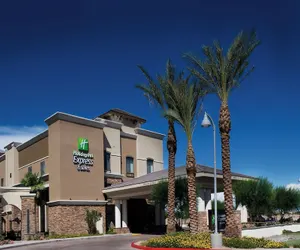 Photo 2 - Holiday Inn Express & Suites Phoenix - Glendale Sports Dist, an IHG Hotel