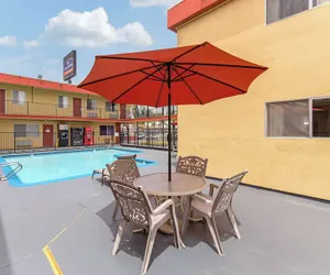 Photo 2 - Howard Johnson Suites by Wyndham San Diego Chula Vista/BayFt