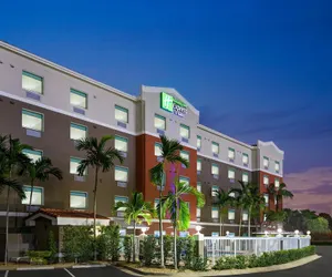 Photo 2 - Holiday Inn Express & Suites Pembroke Pines-Sheridan St