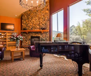 Photo 2 - Best Western Plus Hartford Lodge