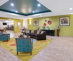 Photo 3 - La Quinta Inn & Suites by Wyndham Paris