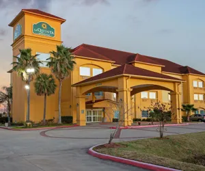 Photo 2 - La Quinta Inn & Suites by Wyndham Pearland - Houston South