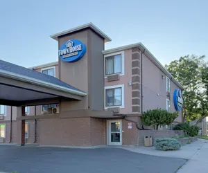 Photo 2 - Town House Extended Stay Hotel Downtown