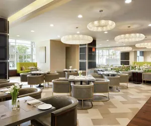 Photo 2 - Embassy Suites Los Angeles - Glendale