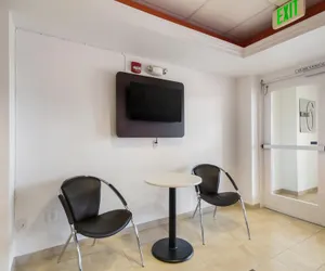 Photo 2 - Howard Johnson by Wyndham Lemoore