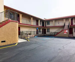 Photo 2 - Econo Lodge Long Beach I-405