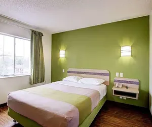Photo 2 - Super 8 by Wyndham Aurora East