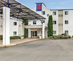 Photo 2 - Motel 6 Roseburg, OR